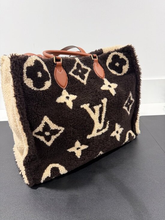 Louis Vuitton Onthego Shearling Teddy Limited Edition GM  Louis Vuitton OnTheGo GM Shearling Teddy Limited Edition Tote Bag (JB1438)